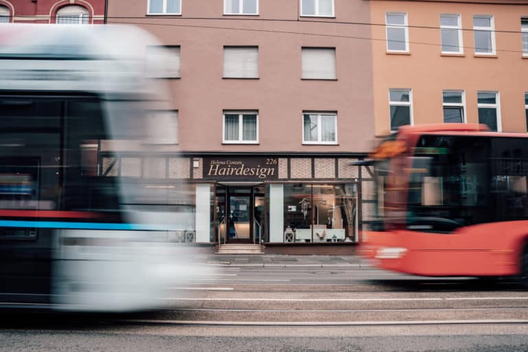 20220425 helenaconzen hairdesign 87 von 1 Wir lieben Haare Außenansicht von Helena Conzen Hairdesign in Bochum mit Straßenbahn und Verkehr