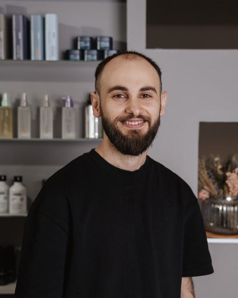 2 hchairdesign 2 Wir lieben Haare Abdi, Auszubildender bei Helena Conzen Hairdesign, im Salon in Bochum