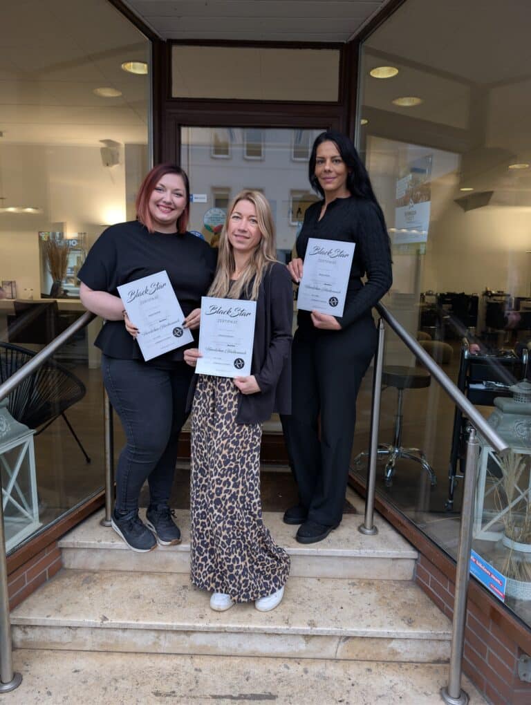 calligraphy cut blackstar zertifizierung im team Wir lieben Haare Helena, Tatjana und Yasmin mit Calligraphy Cut BlackStar Zertifikat im Salon