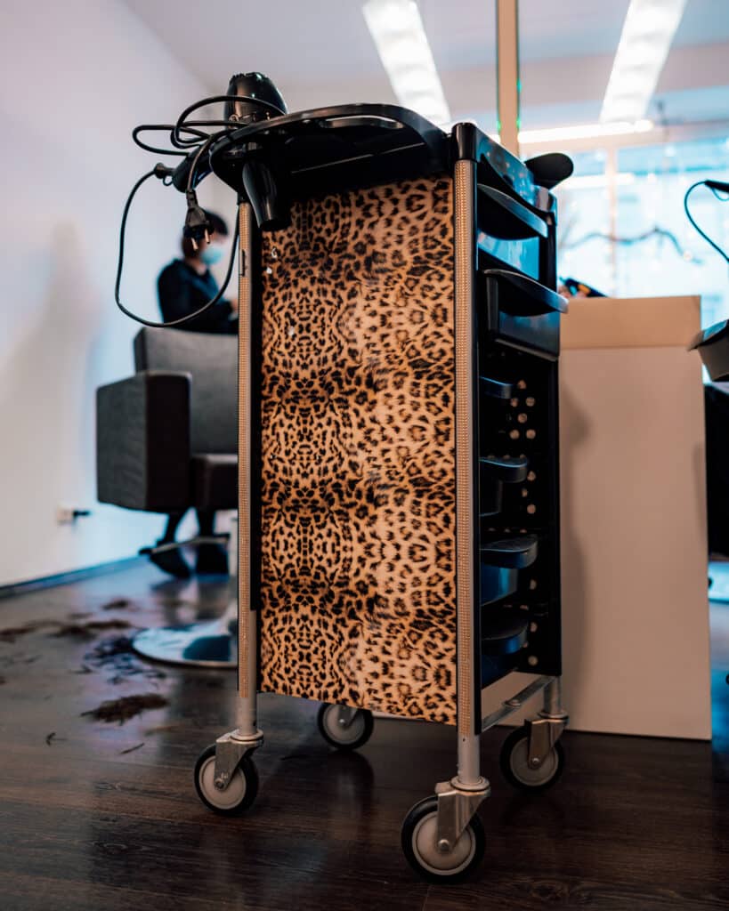 flexibles arbeiten im salonalltag bei helena conzen hairdesign Flexible Arbeitszeiten im Friseurjob – warum moderne Karrieren neue Modelle brauchen Mobiler Friseurwagen im Salon von Helena Conzen Hairdesign als Symbol für flexible Arbeitszeiten und modernes Arbeiten
