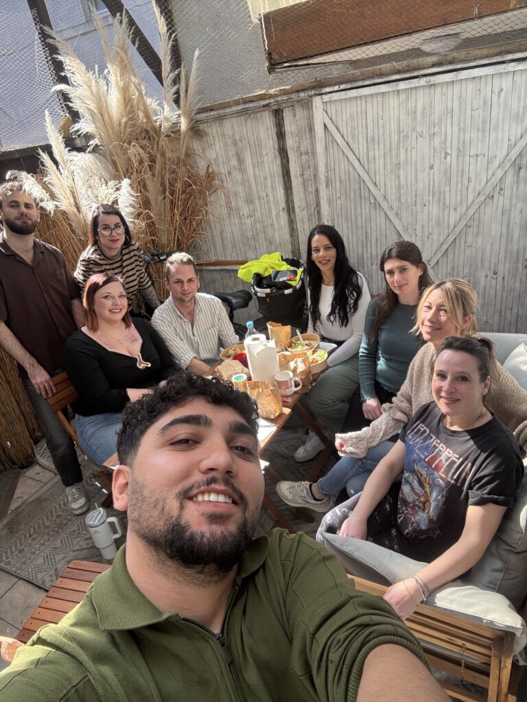 team mittagspause friseur bochum e1774702240547 Wir lieben Haare Friseur Team aus Bochum beim gemeinsamen Mittagessen in entspannter Atmosphäre