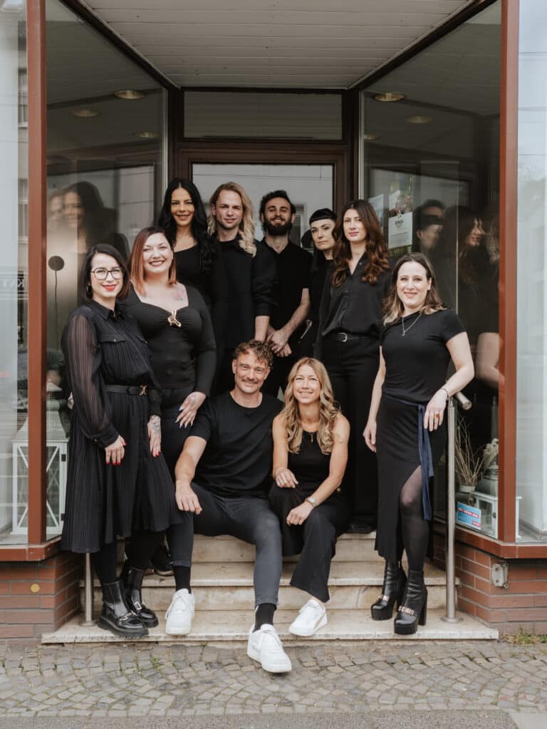 team helena conzen hairdesign bochum 2026 Wir lieben Haare Team von Helena Conzen Hairdesign vor dem Salon in Bochum 2026