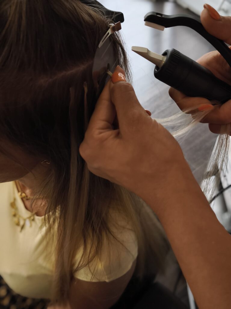 haarverlaengerung kosten bochum great lengths anwendung Wir lieben Haare Friseurin setzt eine Great Lengths Haarverlängerung bei einer Kundin in Bochum ein