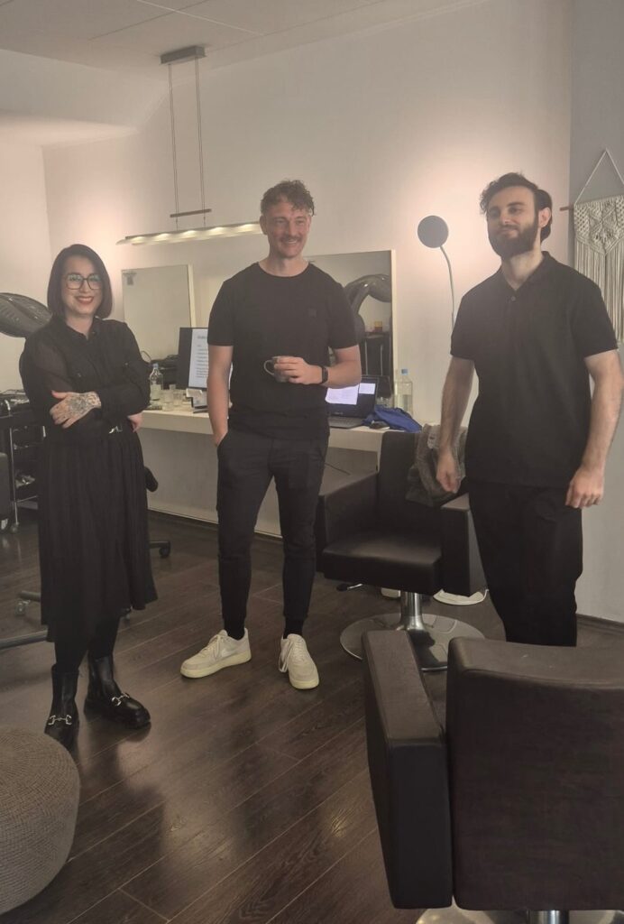 team moment beim jahres kickoff 2026 Jahres-Kickoff 2026: Warum Teamkultur für uns mehr ist als ein schönes Wort Drei Teammitglieder von Helena Conzen Hairdesign während des Jahres-Kickoffs im Salon