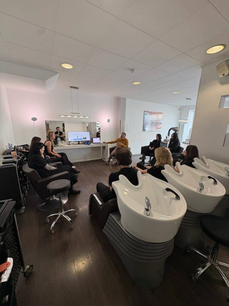 vorstellung der bkv beim jahres kickoff 2026 Jahres-Kickoff 2026: Warum Teamkultur für uns mehr ist als ein schönes Wort Team von Helena Conzen Hairdesign bei der Vorstellung der betrieblichen Krankenversicherung im Salon